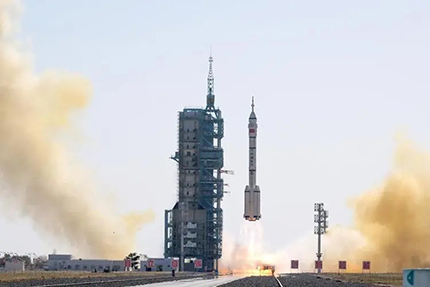 神舟十七號(hào)載人飛船于2023年10月26日11時(shí)13分從酒泉衛(wèi)星發(fā)射中心成功升空。這一重大事件標(biāo)志著我們中國航天事業(yè)邁向了新的里程碑，再次向全世界展示了中國在航天領(lǐng)域的強(qiáng)大實(shí)力和卓越能力。
